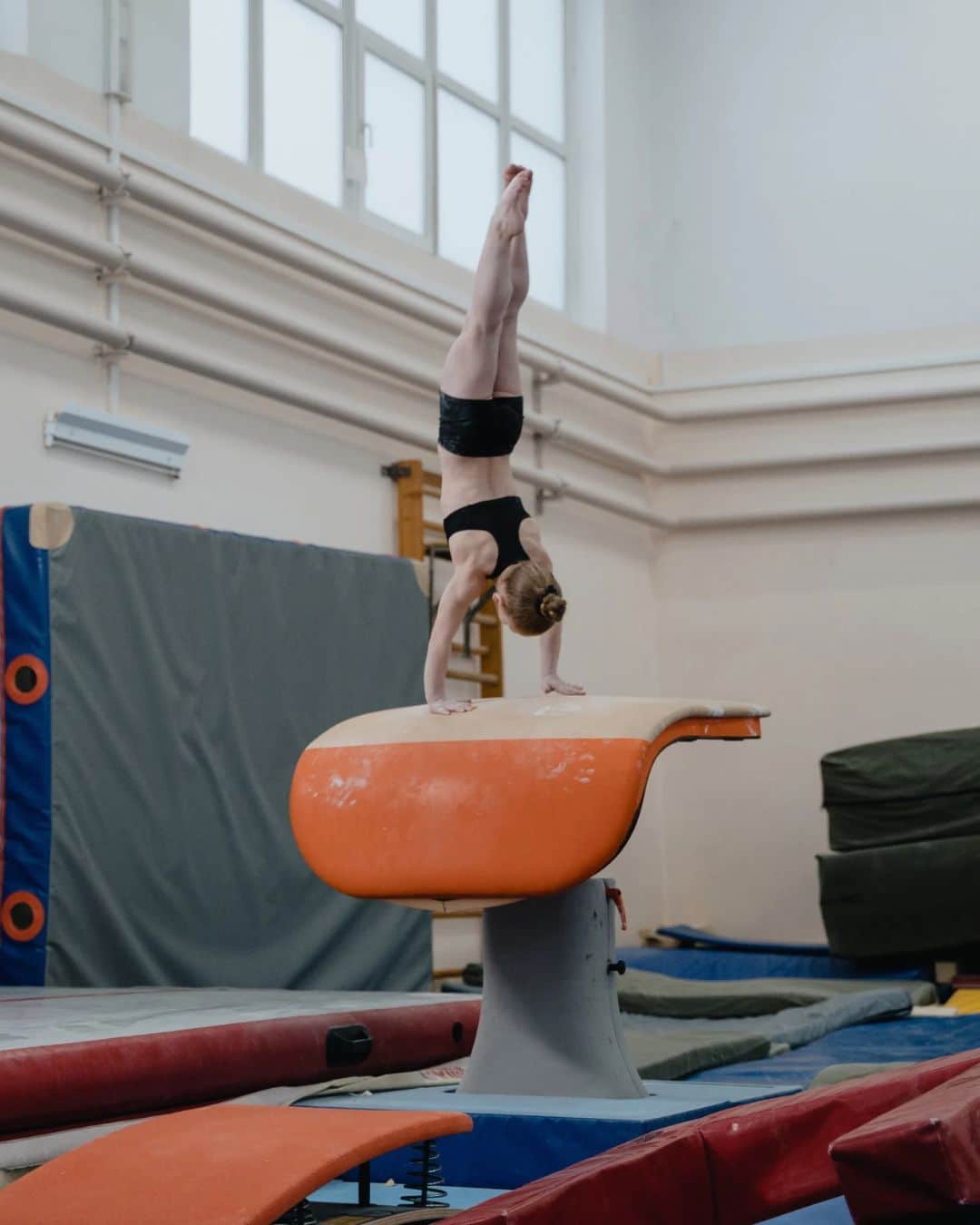 Tjej som utövar gymnastik
